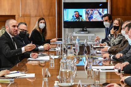 El ministro Guzmán, en una reunión de trabajo de esta semana