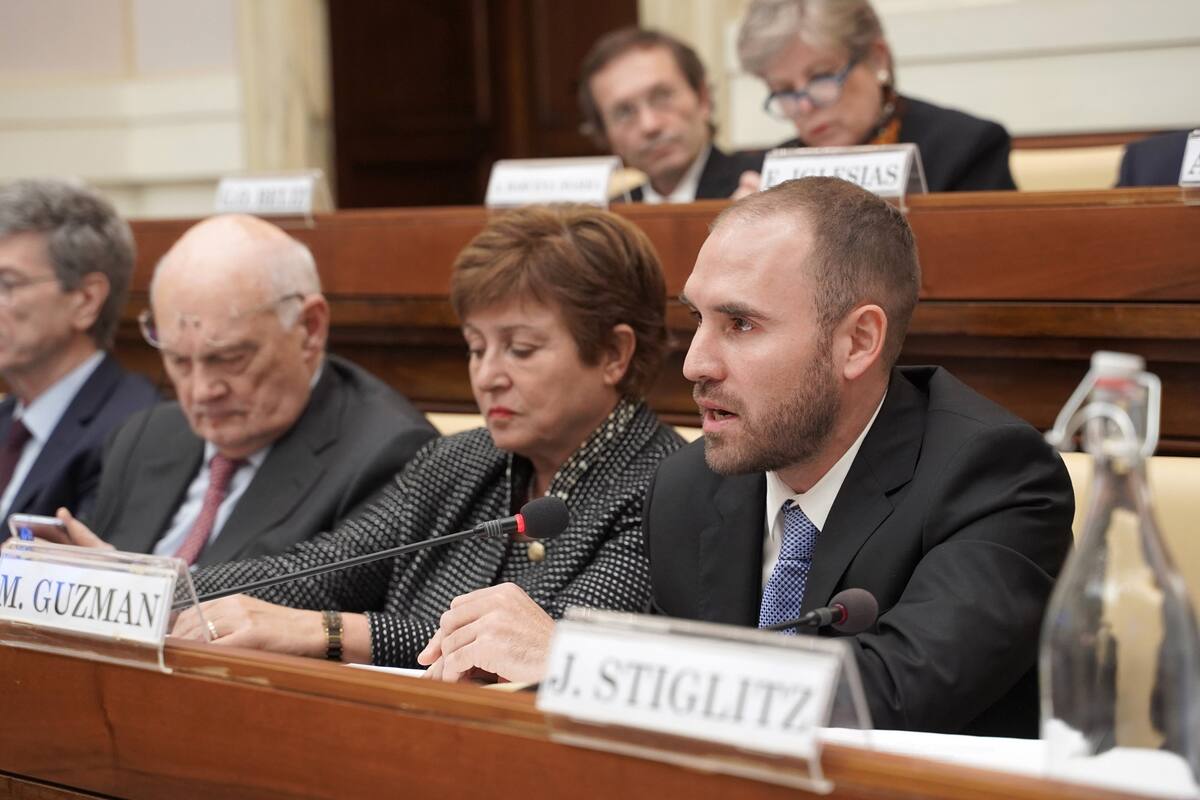 El ministro Guzmán, junto a la directora ejecutiva del FMI, Kristalina Georgieva, la semana pasada, en el Vaticano