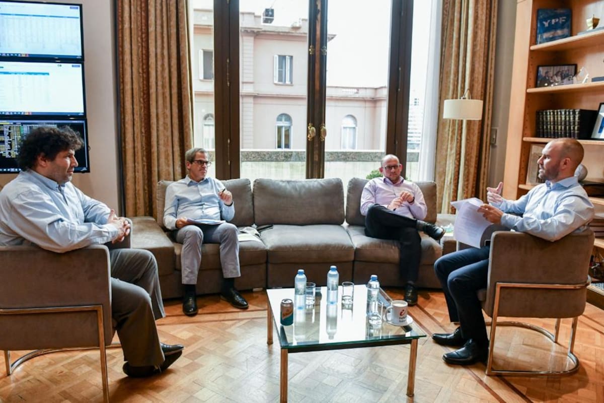 El ministro Guzmán junto a su equipo de Finanzas en marzo, cuando las captaciones andaban bien