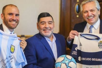 El ministro Guzmán junto al por entonces director técnico de Gimnasia, Diego Armando Maradona, y al presidente Alberto Fernández, en 2020 (Foto de archivo)