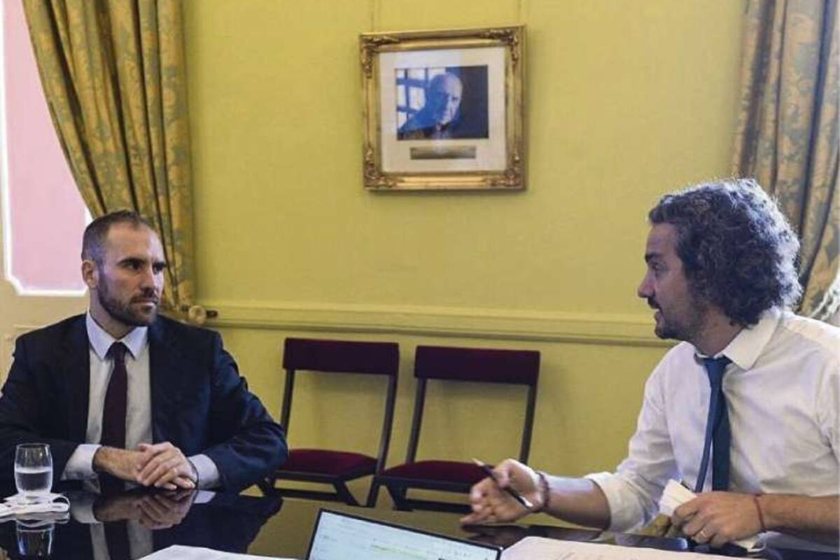 El ministro Guzmán y el jefe de Gabinete, Santiago Cafiero, ayer en la Casa Rosada