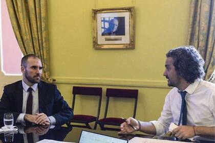 El ministro Guzmán y el jefe de Gabinete, Santiago Cafiero, ayer en la Casa Rosada