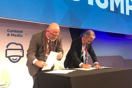 El ministro Ibarra lo reveló en la feria de telefonía móvil; quejas de las empresas, a las que les habían prometido un decreto