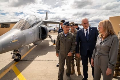 El ministro Jorge Taia, junto al jefe de la Fuerza Aérea, brigadier general Xavier Isaac, y a la gobernadora Alicia Kirchner, presidió la reapertura de la X Brigada Aérea en Río Gallegos