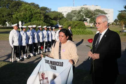 El ministro Jorge Taiana acompañó a los familiares de los tripulantes del ARA San Juan, en el homenaje en Mar del Plata