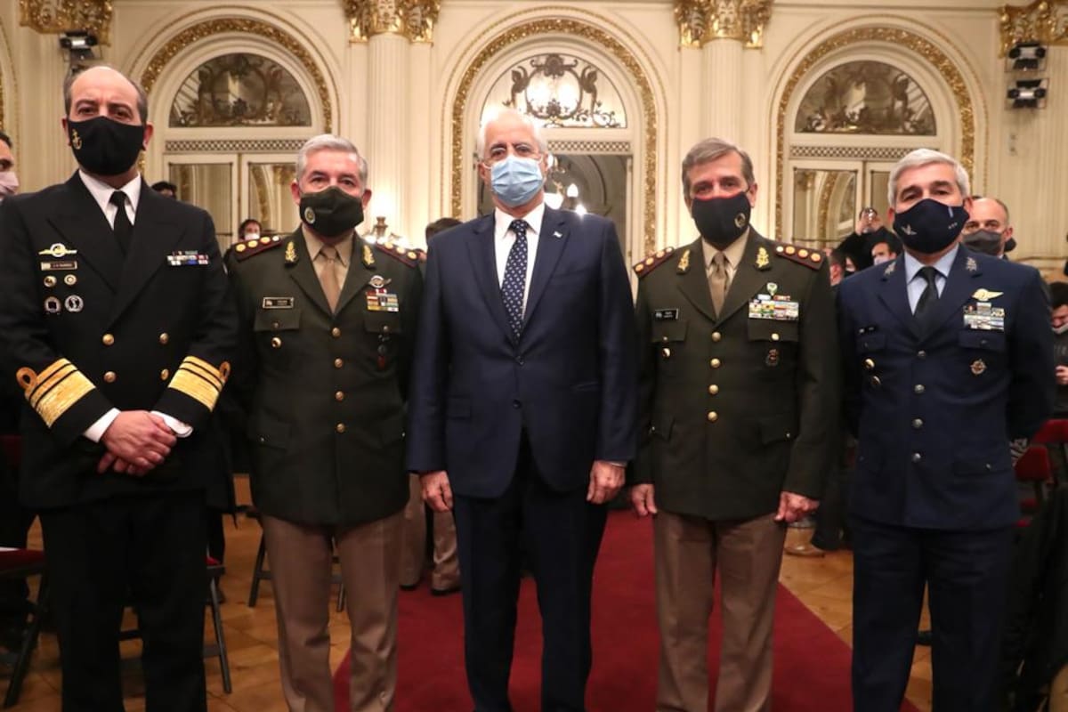 El ministro Jorge Taiana, junto a los jefes militares el día de su asunción en la Casa Rosada