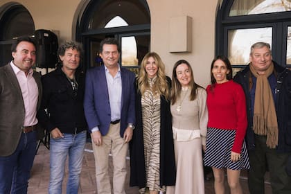 El ministro José Ramiro Reyes Segade, Juan Pablo Llambí de Haedo, Rodrigo Ferrés, Amalia Amoedo, María Noel Crucci, Georgina Pepamorelli, y el embajador de Uruguay Carlos Enciso Christiansen formaron un grupo muy divertido.