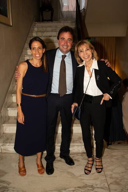 El ministro José Reyes y su esposa Georgina Pepamorelli junto a Verónica Pueyrredón de García Mansilla.