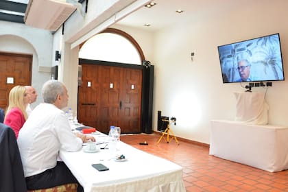 El ministro Julio Alak, la vicegobernadora Verónica Magario y el subsecretario de Política Criminal, Lisandro Pellegrini, en una videoconferencia con integrantes de la Suprema Corte bonaerense