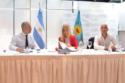 El ministro Julio Alak, la vicegobernadora Verónica Magario y el subsecretario de Política Criminal, Lisandro Pellegrini, en una videoconferencia del comité de crisis carcelario