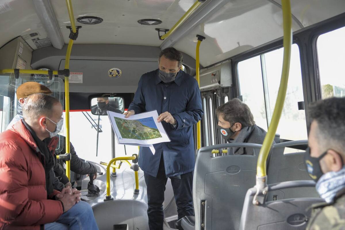 El ministro Katopodis, el gobernador Kicillof y una docena de intendentes viajaron en micro para recorrer una autopista en construcción.