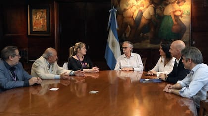 El ministro Lugones con el nuevo Consejo de Administración del Garrahan