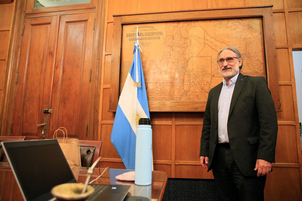 El ministro Luis Basterra