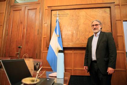 El ministro de Agricultura Luis Basterra firmó la norma para que se efectivice la devolución de retenciones