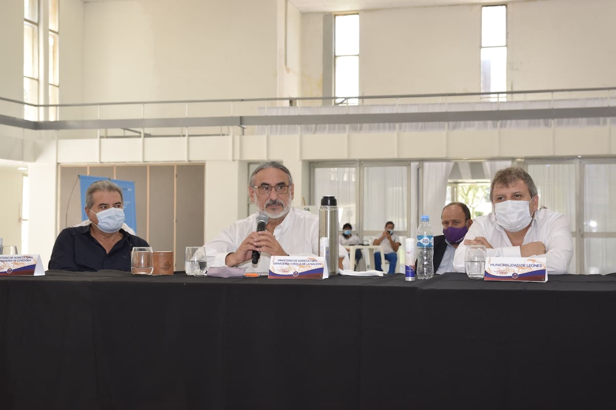 El ministro Luis Basterra, en el centro, en la Mesa Nacional del Trigo en Leones