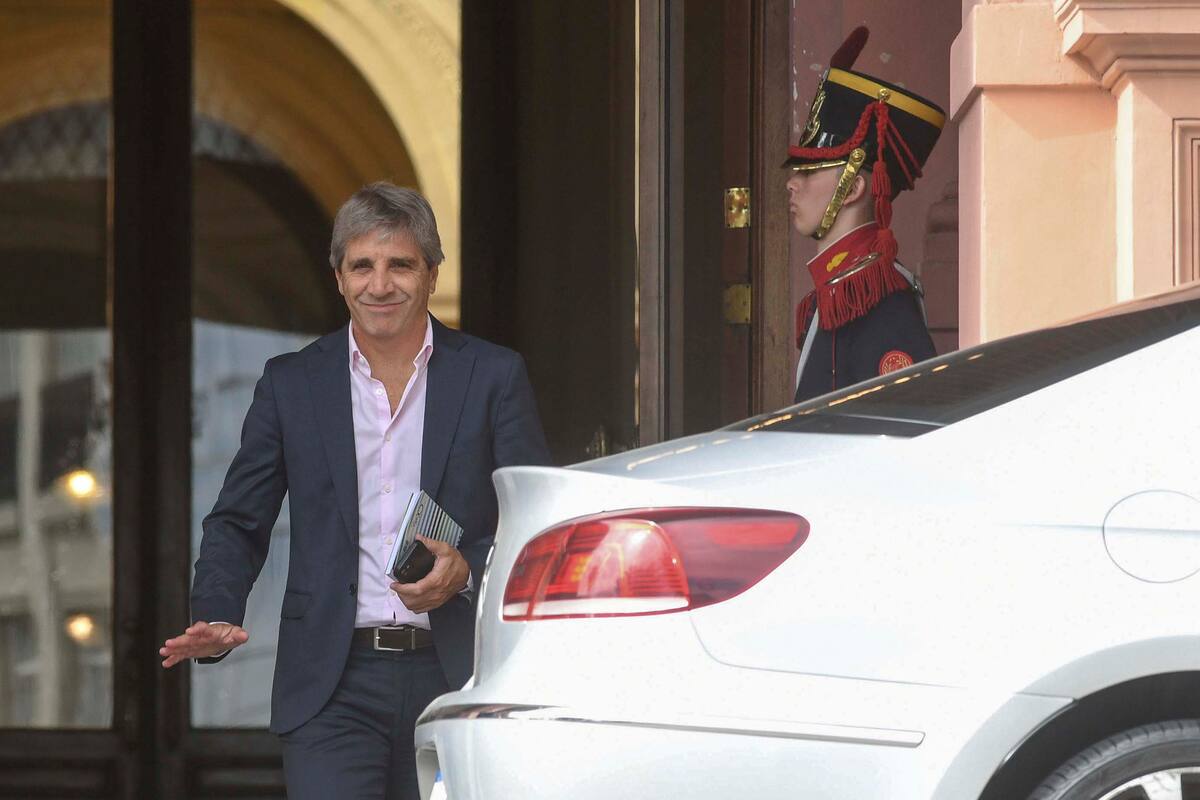 El ministro Luis Caputo, al salir de la Casa Rosada; él también se refirió a las derrotas legislativas en el Congreso