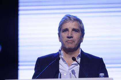 El ministro Luis Caputo anunció la eliminación de retenciones a más de 4000 productos industriales y el sector privado celebró la medida