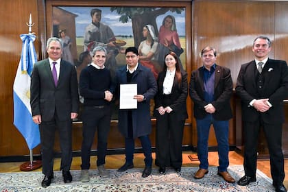 El ministro Luis Caputo con el gobernador santacruceño Vidal y su equipo