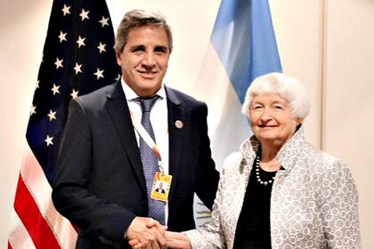 El ministro Luis Caputo con Janet Yellen, secretaria del Tesoro de EE.UU.