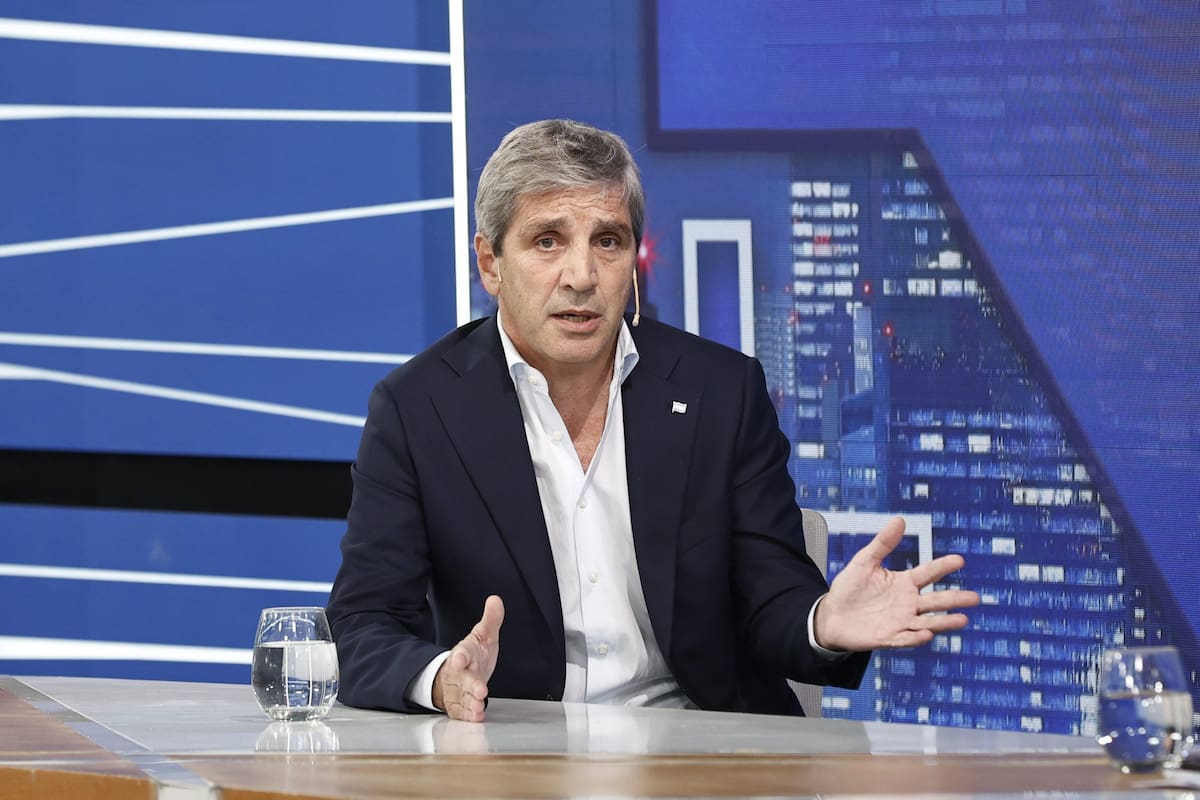 El ministro Luis Caputo, el lunes 10, en la entrevista con Luis Majul en LN+