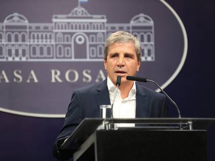 El ministro Luis Caputo en conferencia de prensa