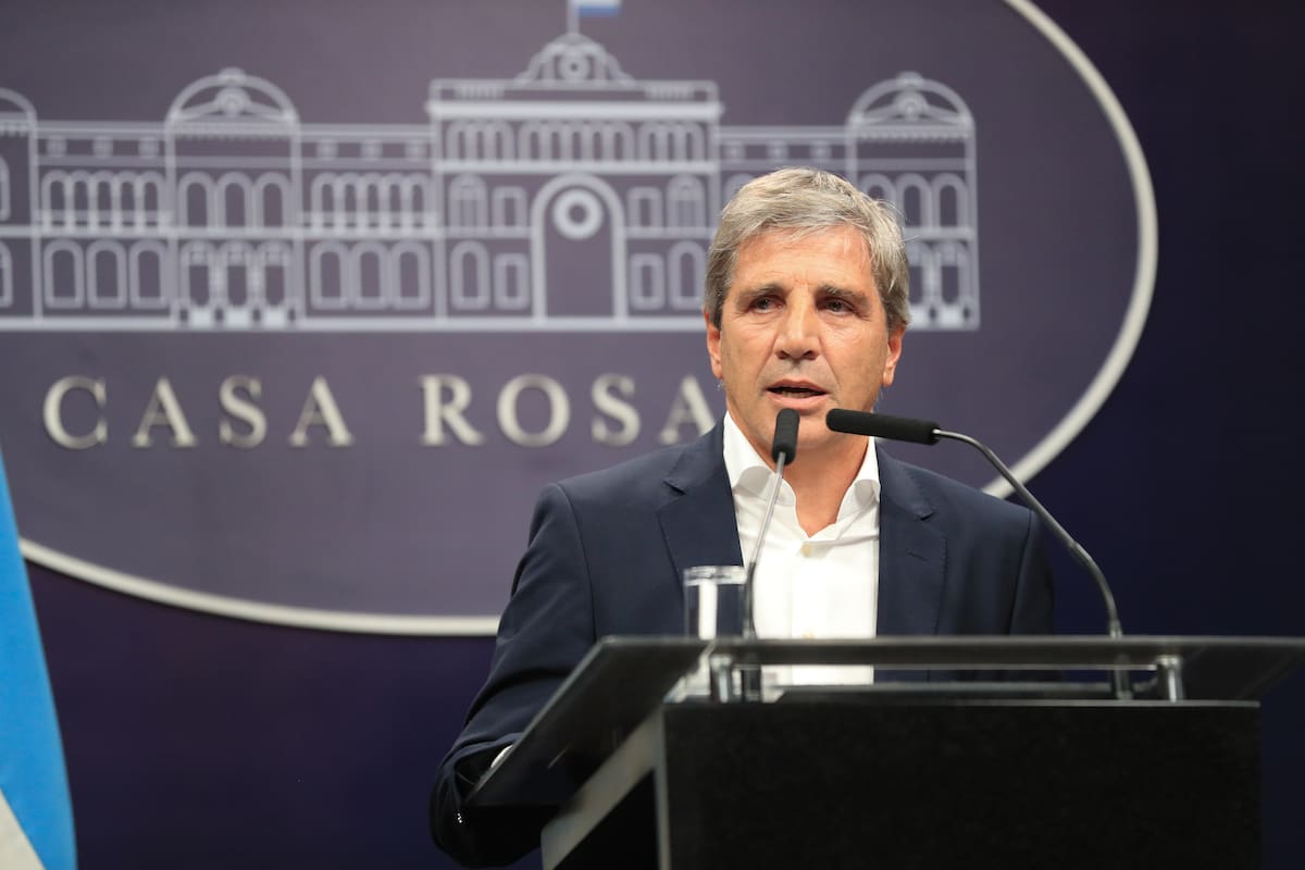 El ministro Luis Caputo en conferencia de prensa
