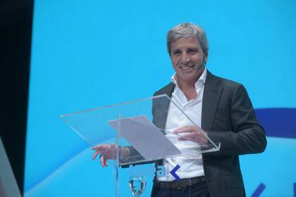 El ministro Luis Caputo, en el Coloquio de IDEA