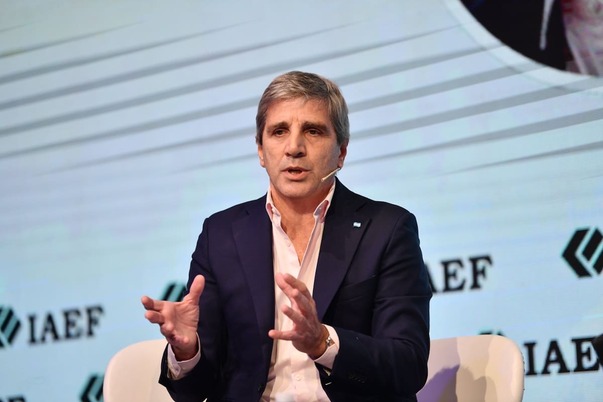 El ministro Luis Caputo en el congreso del IAEF