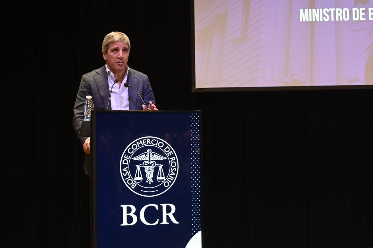 El ministro Luis Caputo, en la Bolsa de Comercio de Rosario