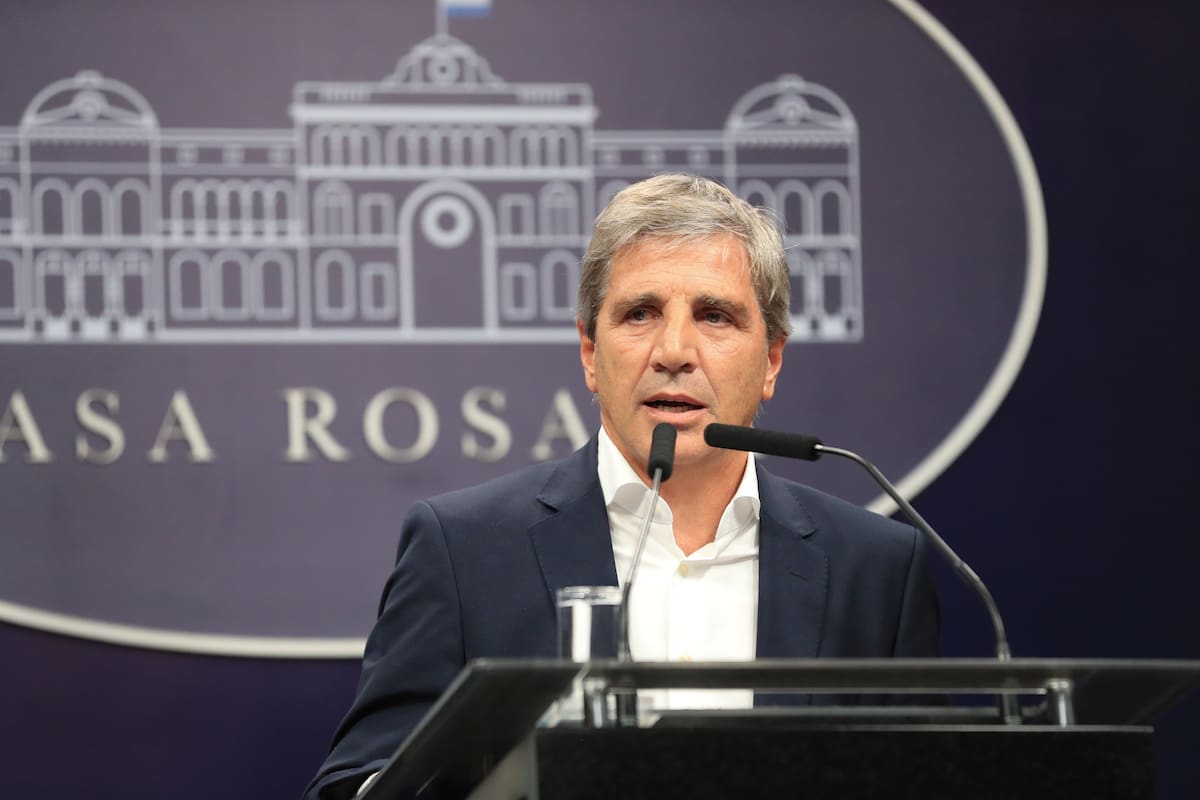 El ministro Luis Caputo fue quien anunció la baja de las retenciones