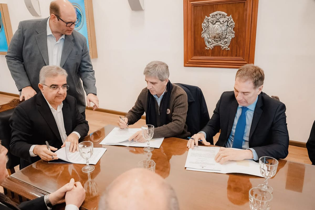 El ministro Luis Caputo, junto a Diego Santilli en una visita de días atrás a Catamarca