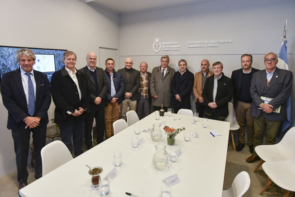 El ministro Luis Caputo, junto a los secretarios de Coordinación de Producción, Juan Pazo; su par de Agricultura, Sergio Iraeta, y el presidente de la Comisión de Presupuesto y Hacienda de la Cámara de Diputados, José Luis Espert, y los integrantes de la Mesa de Enlace
