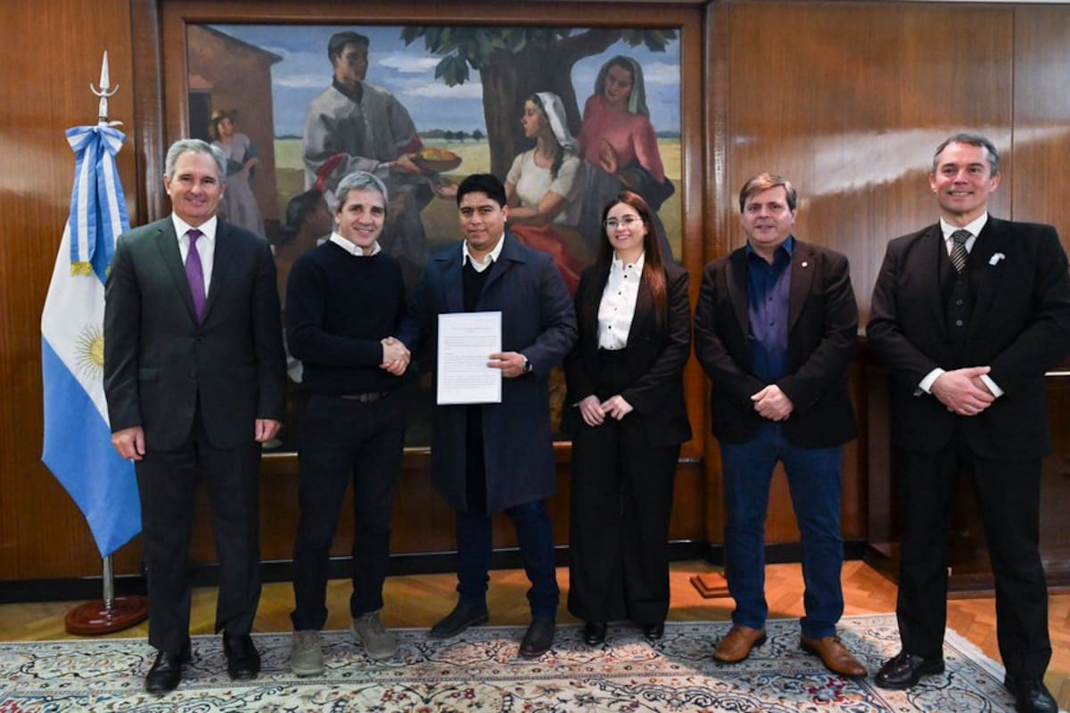 El ministro Luis Caputo, junto al gobernador Claudio Vidal, el secretario de Finanzas Pablo Quirno, la ministra de Economía de Santa Cruz, Marilina Jaramillo, el vicegobernador Fabián Leguizamón y el jefe de Gabinete, Daniel Alvarez.