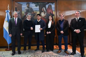 El ministro Luis Caputo, junto al gobernador Claudio Vidal, el secretario de Finanzas Pablo Quirno, la ministra de Economía de Santa Cruz, Marilina Jaramillo, el vicegobernador Fabián Leguizamón y el jefe de Gabinete, Daniel Alvarez.