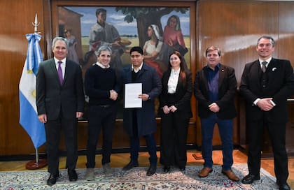 El ministro Luis Caputo, junto al gobernador Claudio Vidal, el secretario de Finanzas Pablo Quirno, la ministra de Economía de Santa Cruz, Marilina Jaramillo, el vicegobernador Fabián Leguizamón y el jefe de Gabinete, Daniel Alvarez.