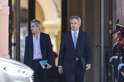 El ministro Luis Caputo saliendo de Casa de Gobierno días atrás junto al Secretario de Finanzas, Pablo Qirno