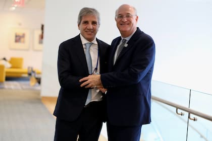 El ministro Luis Caputo y el presidente del Banco Interamericano de Desarrollo, Ilan Goldfajn, en Washington.