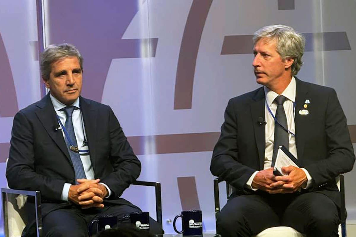 El ministro Luis Caputo y el presidente del BCRA, Santiado Bausili