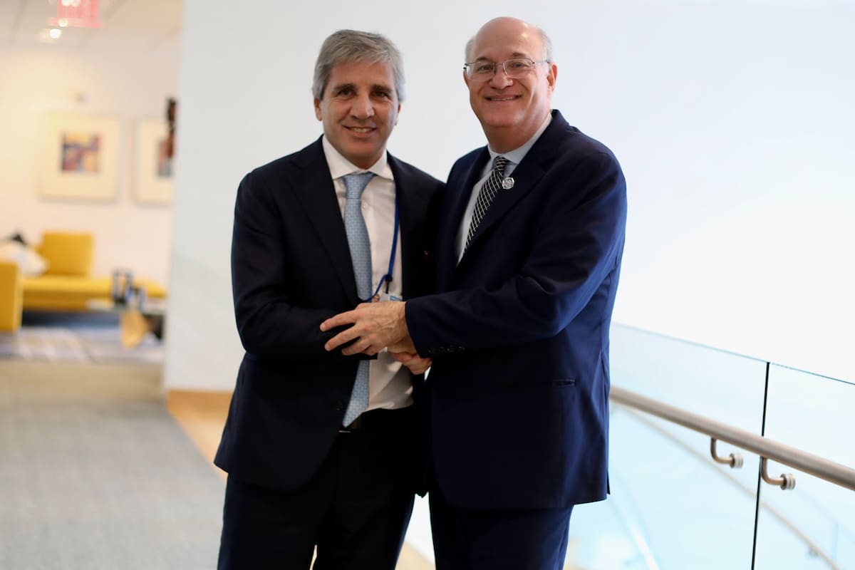 El ministro Luis Caputo y el presidente del BID, Ilan Goldfajn, en Washington.