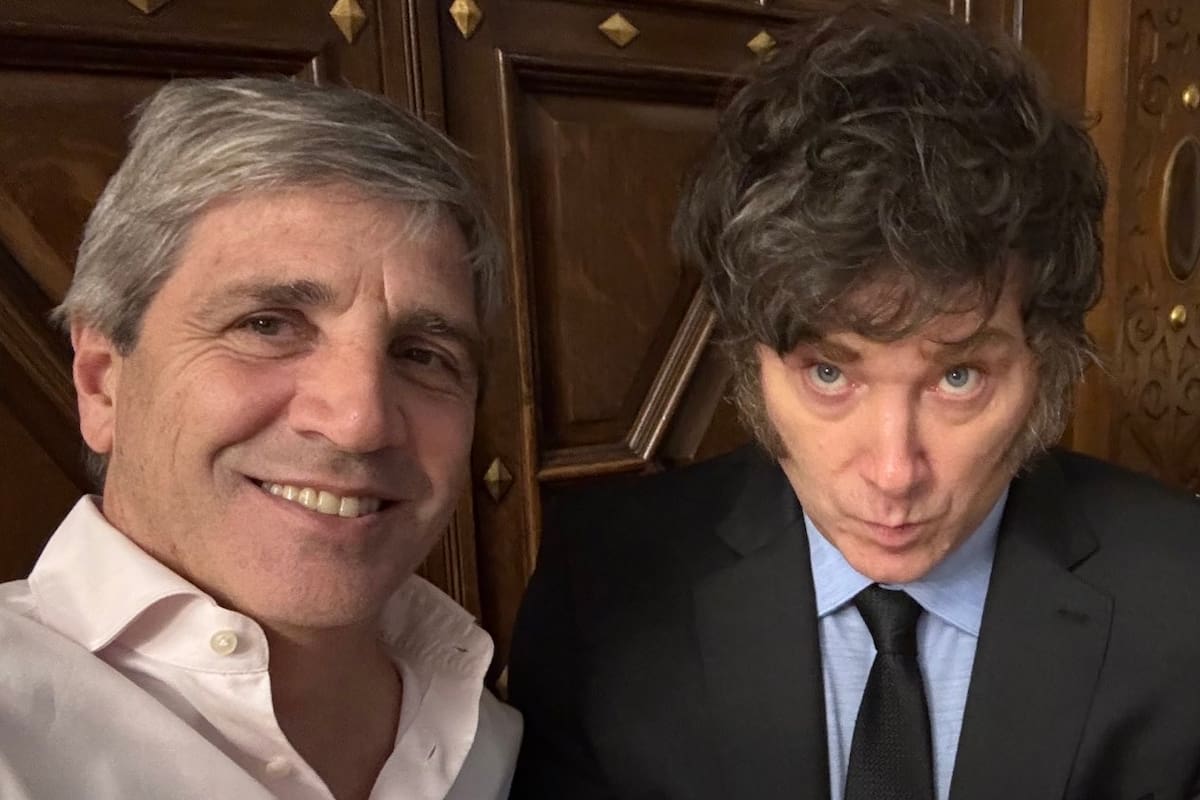 el ministro Luis Caputo y el presidente Javier Milei, exultantes