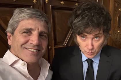 el ministro Luis Caputo y el presidente Javier Milei, exultantes