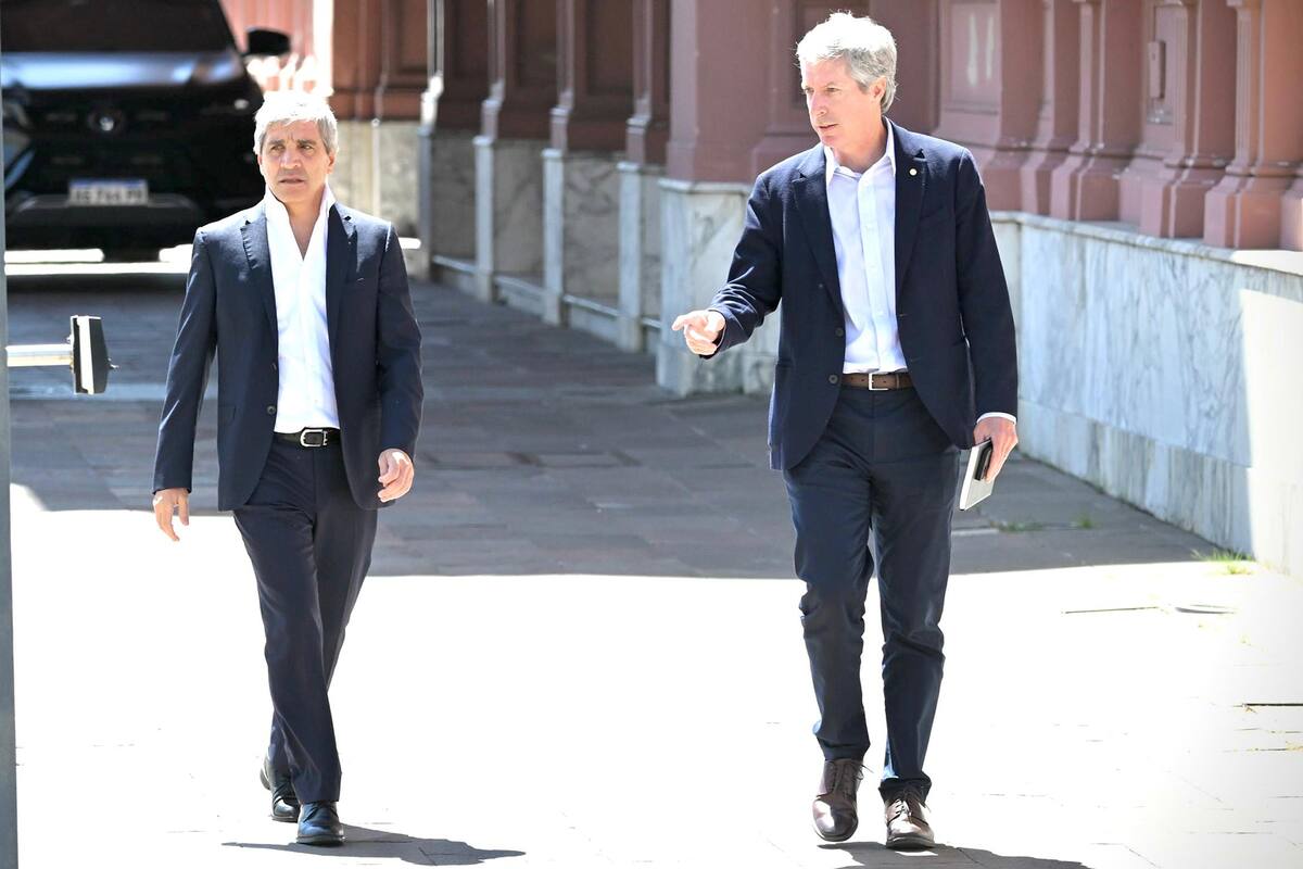 El ministro Luis Caputo y Santiago Bausili, presidente del Banco Central, al salir de Casa Rosada