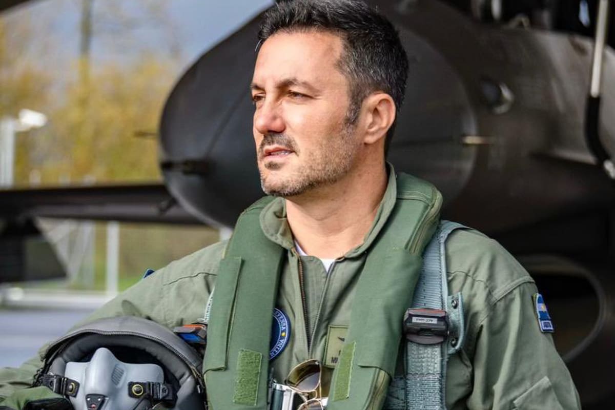 El ministro Luis Petri, en Dinamarca, durante el acto de firma de la compra de 24 aviones de combate F-16