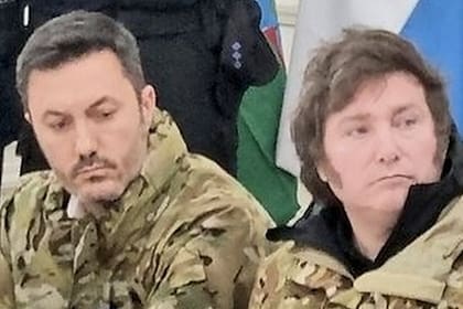 El ministro Luis Petri y el presidente Javier Milei, vestidos con ropa militar