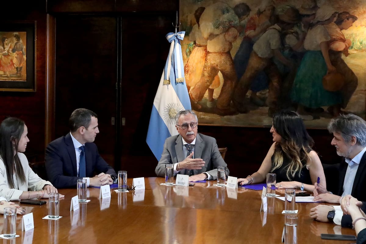 El ministro Mario Lugones, junto a autoridades del Laboratorio Novartis, el productor del medicamento