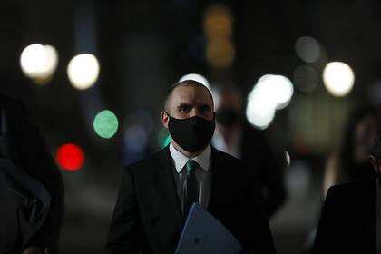 El ministro Martín Guzmán al retirarse de la Casa Rosada