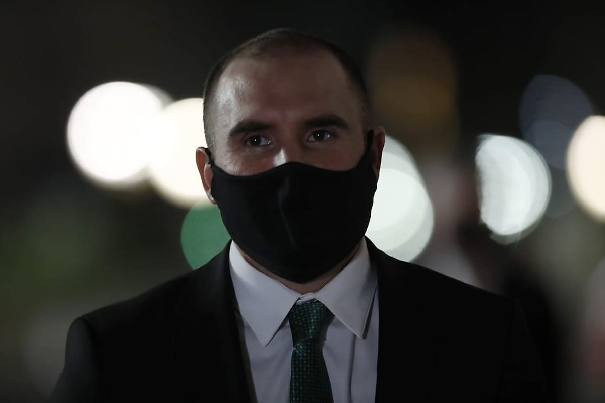 El ministro Martín Guzmán al retirarse de la Casa Rosada