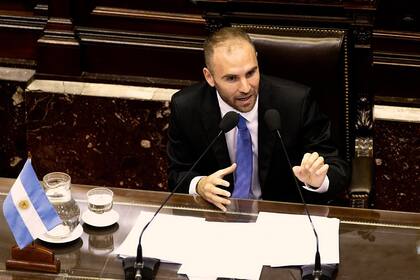 "No vamos a permitir que fondos de inversión extranjeros marquen la pauta de política macroeconómica", dijo el ministro