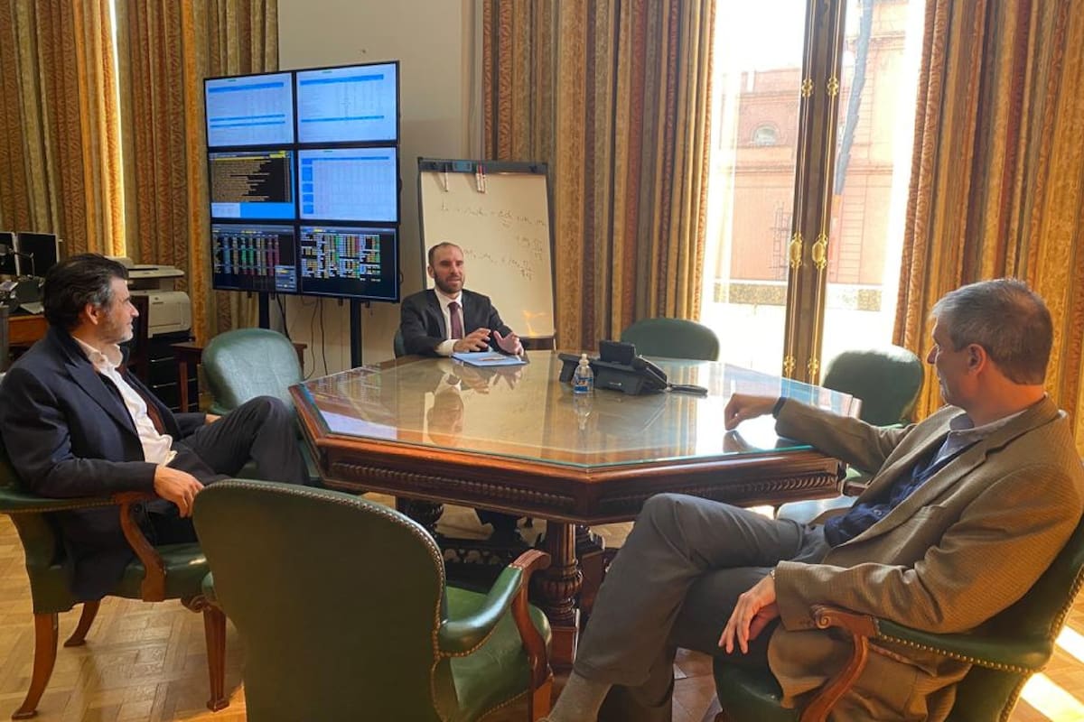 El ministro Martín Guzmán se reunió ayer con Miguel Galuccio (Vista) y el sacerdote Rodrigo Zarazaga en su despacho, y con otros seis de los empresarios más importantes del país para hablar de cómo siguen las negociaciones con los acreedoeres