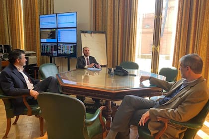 El ministro Martín Guzmán se reunió ayer con Miguel Galuccio (Vista) y el sacerdote Rodrigo Zarazaga en su despacho, y con otros seis de los empresarios más importantes del país para hablar de cómo siguen las negociaciones con los acreedoeres